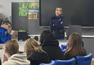 Pani policjant podczas spotkania profilaktycznek w klasie 8a.