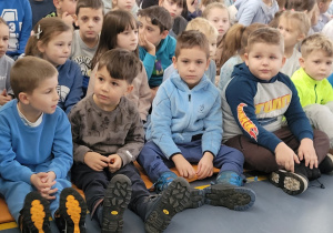 Uczniowie szkoły zasłuchani podczas apelu z okazji Międzynarodowego Dnia Praw Dziecka.