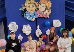 Artyści z klasy 5a i 7a na tle dekoracji Praw Dziecka.