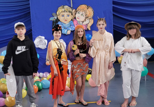 Uczniowie przebrani za różne narodowości i kultury.