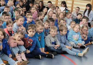 Uczniowie przedszkola podczas apelu.
