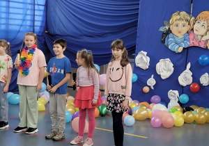 Uczennice klasy 4a przybliżają uczniom Prawa Dziecka.