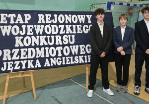 Uczniowie Dawid, Filip i Jakub podczas rejonowego konkursu języka angielskiego.