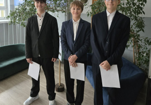 Uczniowie odbierają dyplomy za udział w konkursie.