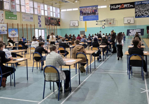 Duża grupa uczniów podczas rozwiązywania testów z języka angielskiego.