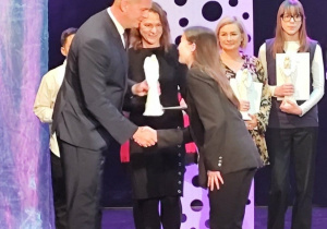 Ula odbiera gratulacje od zastępcy prezydenta miasta pana Tomasza Migały.