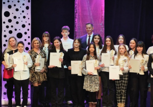 Duża grupa uczniów lauretów konkursu "Wolontariusz Roku 2025"