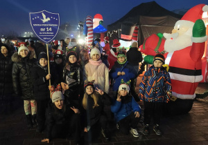 Uczniowie klasy 3a wśród świątecznych dekoracji w naszym mieście.