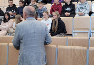 Uczniowie klas ósmych podczas wykładu na temat możliwości i wyborów zawodu.