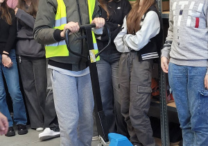 Uczniowie podczas zajęć praktycznych . Jeden uczeń pracuje z paleciakiem.