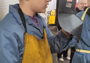 \Uczneń podczas zajęć prajtycznych w spawalni.