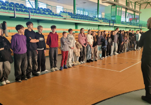 Uczniowie podczas prezentacji sali gmnastycznej