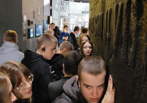 Grupa uczniów w Muzeum Powstania Warszawskiego.