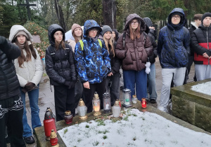 Uczniowie na Powązkach c.d.