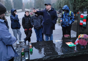 Uczniowie przy grobie Kzimerza Deyny.