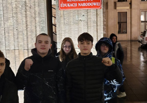 Uczniowie przed Ministerstwem Edukacji Narodowej.