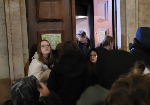 Uczniowie przed Mauzoleum Walki Męczeństwa