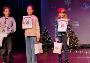 Alicja Senderecka i Hanna Szefember odbierają nagrody za udział w konkursie.