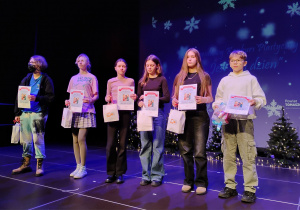 Maja Leśnikowska, Julia Bernacka, Zuzanna Wójciak, Oliwia Trzcińska i Natan Nowakowski odbierają na scenie nagrody za udział w konkursie plastycznym.