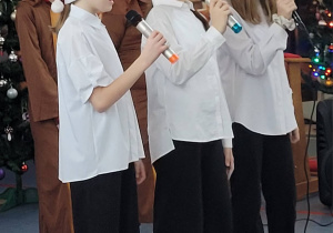 Uczennice klasy 5 podczas śpiewania pastorałki na jasełkach.