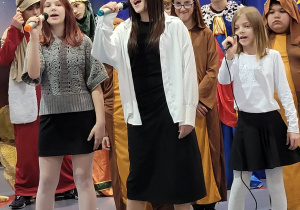 Uczniowie podczas występu na jasełkach.