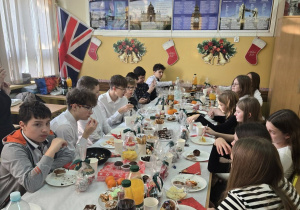 Wigilia w klasie 7b. Uczniowie podczas spożywania potraw wigilijnych.