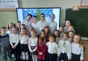 Odświetnie ubrani uczniowie klasy 1 podczas Wigilii klasowej.