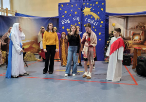 Uczniowie podczas występu na szkolnych jasełkach.