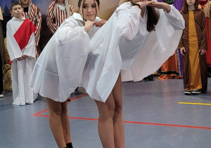 Dziewczęta klasy 8b Oliwia i Amelia podczas tańca aniołów.