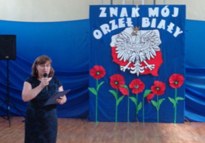 Wicedyrektor szkoły pani Ewa Brzezińska wprowadza w tematykę konkursu