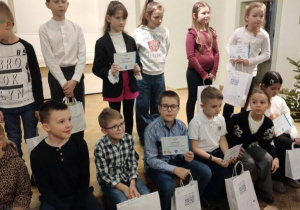 Duża grupa uczniów z dyplomami i nagrodami podczas podsumowania konkursu Kartka z Aniołkiem.