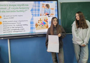 Dwie uczennice prezentują swoją mapę myśli.