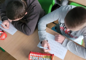 Uczniowie rozwjązują zadania.