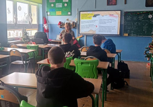 Duża drupa uczniów zasłuhana w wykład na temat przyszłej ścieżki zawodowej.