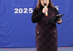 Pani dyrektor Ewa Brzezińska wyczytuję najlepszych uczniów w nauce.