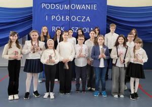 Duża grupa wyróżnionych uczniów z klas IV-VIII
