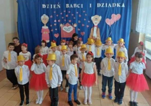 Uczniowie klasy 2a podczas występu dla swoich dziadków.