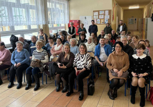 Dziadkowie i babcie razem ze swoimi wnuczkami i wnukami.