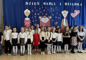 Uczniowie klasy 1a podczas występu dla swoich babć i dziadków.