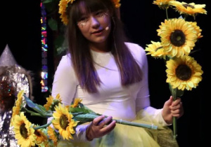 Kornelia jako słonecznik podczas spektaklu Królowa Śniegu.