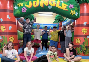 Uczniowie na dmuchańcach w sali zabaw Kajtek