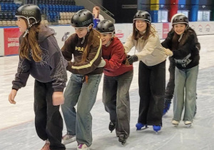 Uczniowie podczas zajęć na Arenie Lodowej.