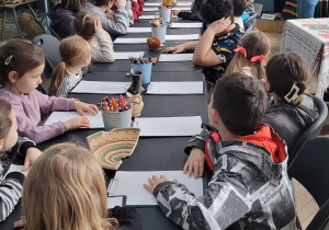 Uczniowie podczs zajęć archeloogicznych w muzeum.