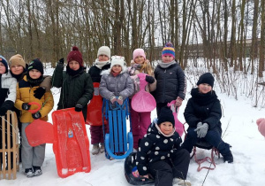 Uczniowie podczas zaba na śniegu.