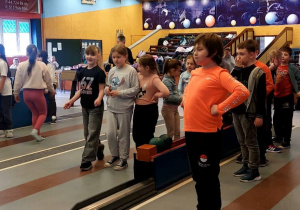 Uczniowie podczas zajęć na kręgielni.