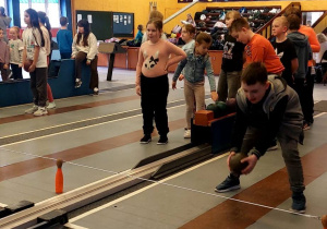 Uczniowie podczas zajęć na kręgielni