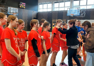 Reprezentacja dziewcząt podczas dekoracji medalami.