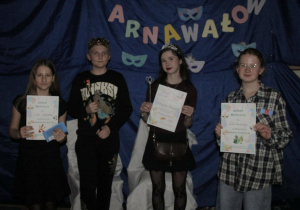 Nagrodzeni uczniowie podczas balu karnawałowego, wśród nich Król i Królowa Balu.