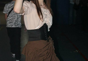 Ala jako piratka podczas tanecznych pląsów.