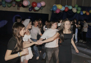 Uczniowie tańczą Belgijkę podczas balu.